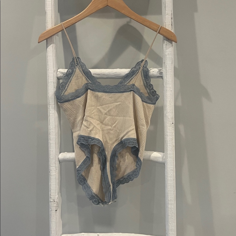 Out from under urban outfitters Cream and Blue Lace Trim cami Bodysuit large - Picture 6 of 7